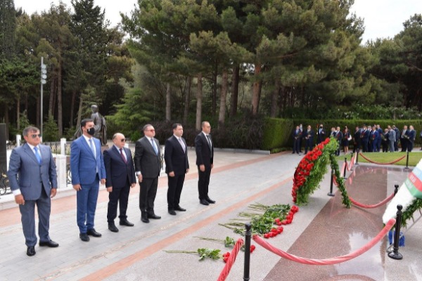 XİN-in rəhbər heyəti Fəxri xiyaban və Şəhidlər xiyabanını ziyarət edib (FOTO)