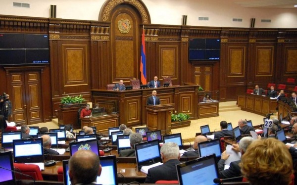 "Ermənistan" fraksiyası deputat mandatından imtina edir