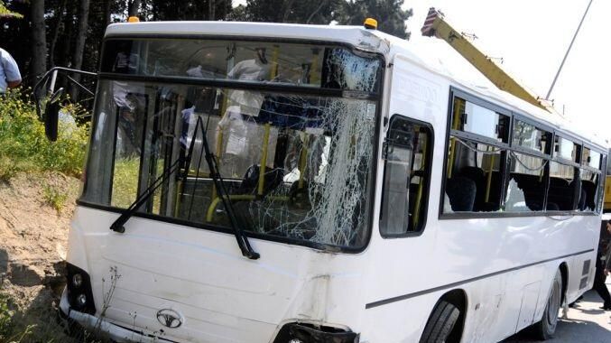 Bakıda marşrut avtobusu ağır qəza törətdi - Ölənlər var 