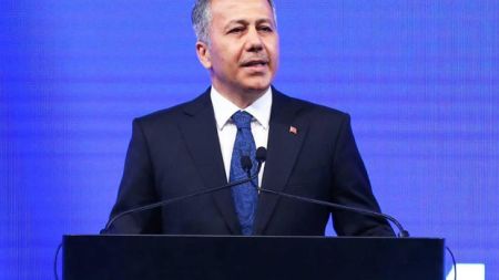 Türkiyə daxili işlər naziri axtarışda olan minlərlə şəxsin saxlanıldığını açıqladı
