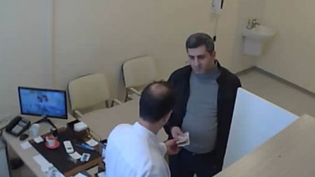 Narkoloji Mərkəzin baş direktoru rüşvət alarkən "iş başında" TUTULDU - VİDEO