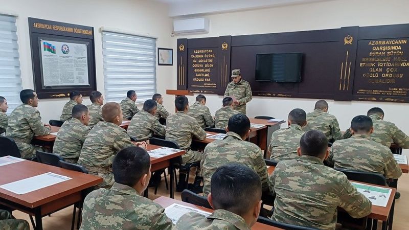 Hərbi qulluqçuların maarifləndirilməsi üzrə keçirilən tədbirlər davam etdirilir