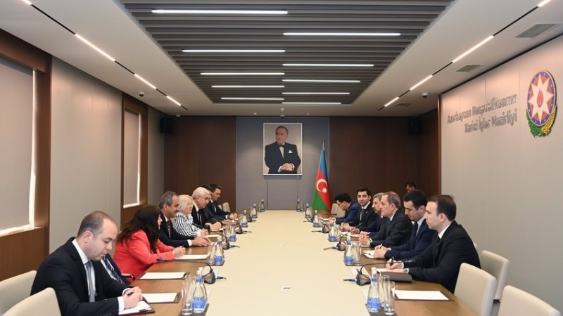 Ceyhun Bayramov Mahmut Özəri qəbul edib