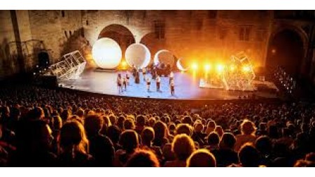 Avignon Festivalının 2 nömrəli festivalı cinsi zorakılıq ittihamlarından sonra istefa verdi