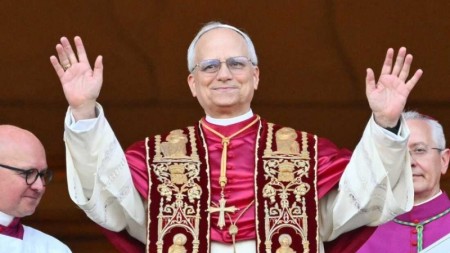Papa XIV Leo'nun seçilməsi Müqəddəs Pyotr Meydanında möminlər ilə yaşandı