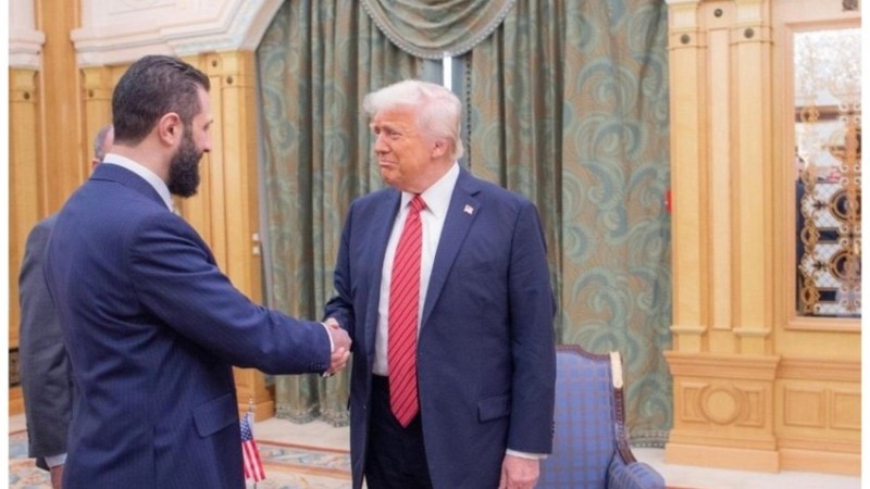 Donald Tramp səfərini davam etdirməzdən əvvəl Suriya prezidenti Əhməd  əl-Şara ilə görüşüb