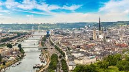 Rouen yaxınlığında, inək dairəsinin heykəlləri sarı jiletlər tərəfindən məhv edildikdən yeddi il əvvəl var