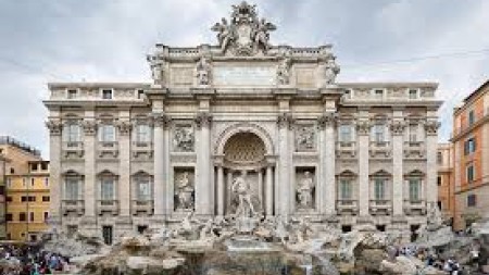 Roma: Turist elektrik skuterində qədim mərmər plitəni daşıyır
