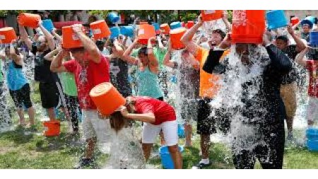 Ice Bucket Challenge başqa bir səbəblə interneti daşqın etdikdən on bir il sonra geri qayıdır
