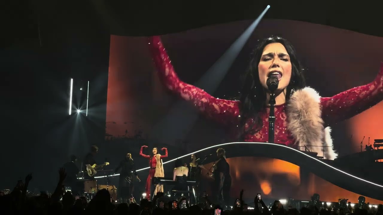 Parisdə konsert verən Dua Lipa, Alizee-nin "Moi... Lolita" mahnısının coveri ilə pərəstişkarlarını təəccübləndirir