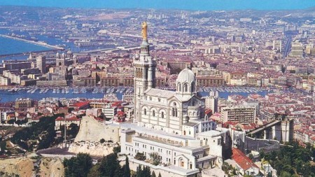 Benksi Marseldə yeni əsərini təqdim edir, sakinlər onun şəklini çəkməyə tələsirlər