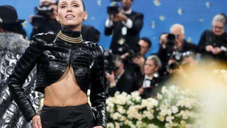 Miley Cyrus "Something Beautiful" adlı yeni albomunu buraxır, lakin onun üçün heç bir iş görməyib