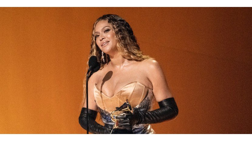 Turu zamanı Beyons konsert zamanı cütlüyün cinsiyyətinin açıqlanmasına qatılıb