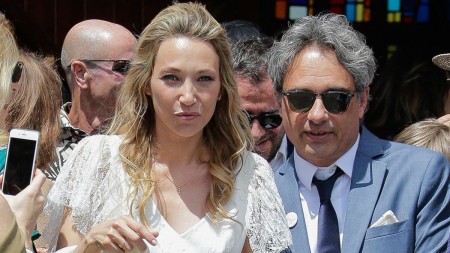 Laura Smet bu klipi ilə atası Conni Hallideyə "ilk dəfə" hörmət edir