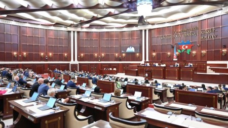 Milli Məclisin iclası başladı