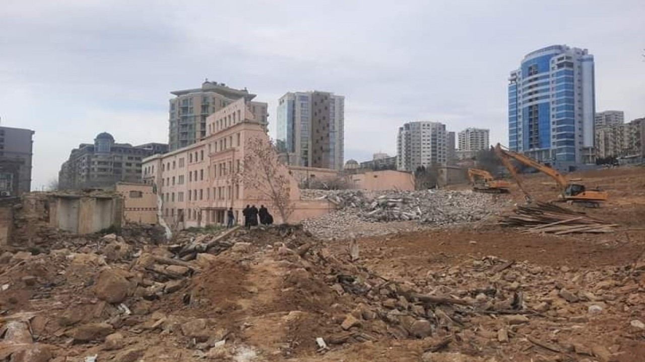 “Sovetski”də qəzalı binaların söküntüsünə başlanıldı