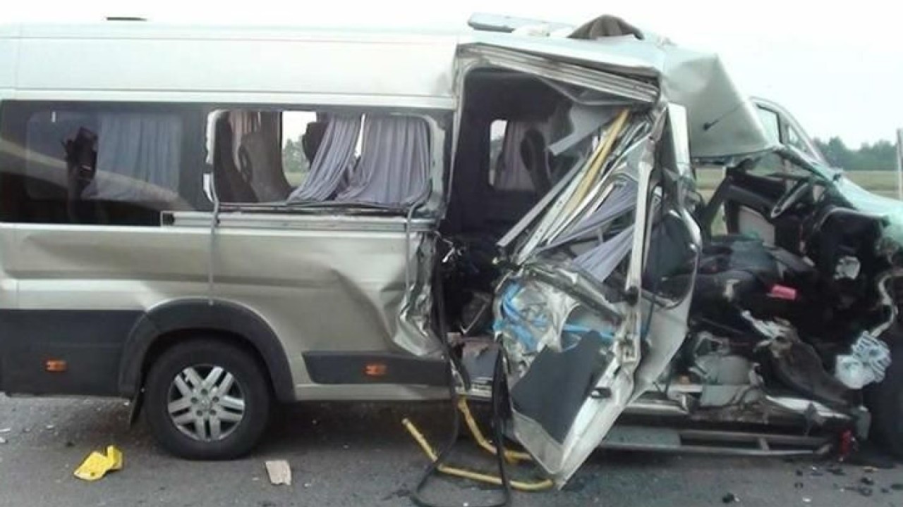 Şəmkirdə mikroavtobus yük maşınına çırpıldı - 7 nəfər öldü - YENİLƏNİB