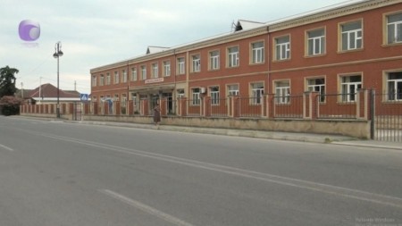Piyada keçidi və zolağı olmayan məktəb yolu... - VİDEO