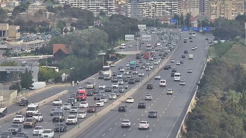 Bakının bir sıra yollarında sıxlıq var - SİYAHI