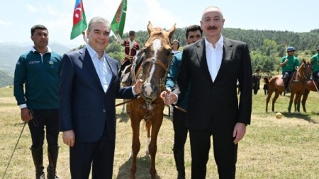 İlham Əliyevə “Axaltəkə” atı hədiyyə edildi