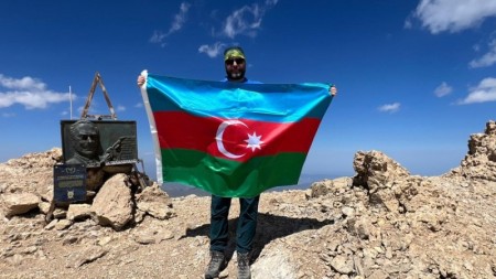 Rumın senatoru “Heydər Əliyev” zirvəsinə yürüş edib