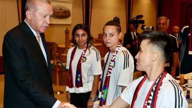 Ərdoğan Azərbaycan millisinin futbolçuları ilə görüşdü - FOTO