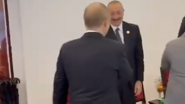 Putin İlham Əliyevlə salamlaşdı - VİDEO