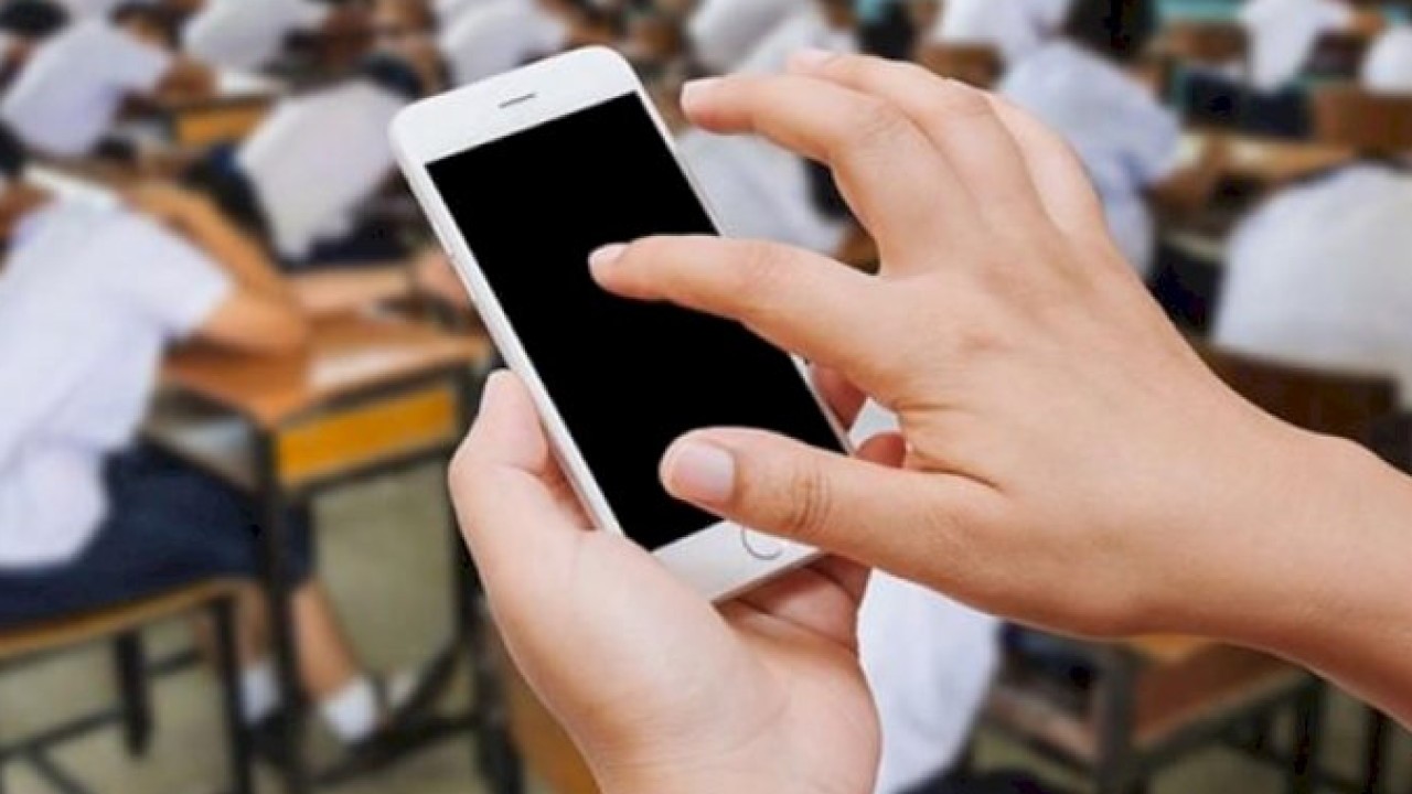 Şagirdlər dərs vaxtı telefondan istifadə edə bilməyəcək