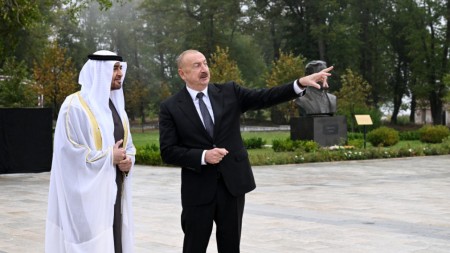 Prezidentlər güllələnmiş heykəllərə baxıblar - FOTOLAR