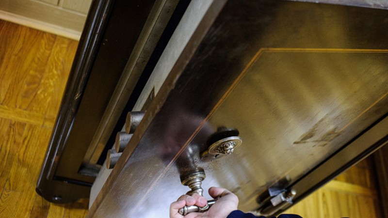 Məmurun evindən 340 min pul oğurlandı - Oğlunun sevgilisi həbs edildi