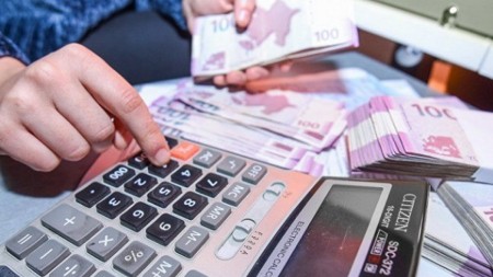 Dövlət büdcəsinin gəlirləri proqnozu 700 mln. manata yaxın üstələyib