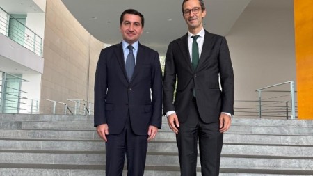 Hikmət Hacıyev Almaniya kanslerinin müşaviri ilə görüşdü