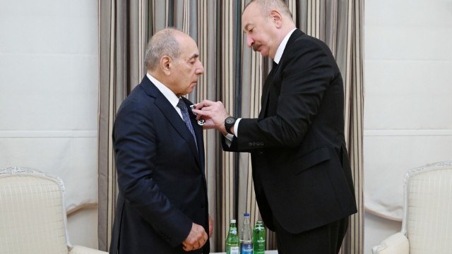 İlham Əliyev Yaqub Eyyubova “İstiqlal” ordenini təqdim etdi - FOTOLAR