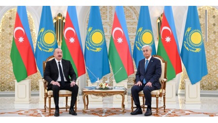 İlham Əliyev Tokayevi təbrik etdi