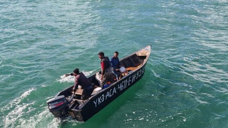 Xəzərdə batma təhlükəsi ilə üzləşən 3 balıqçı xilas olundu - VİDEO  