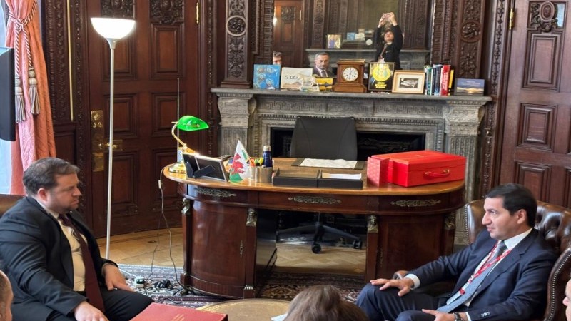 Hikmət Hacıyev Londonda Britaniyanın dövlət naziri ilə görüşüb