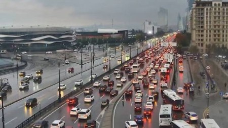 Yağışa görə Bakının bu yollarında sıxlıq var