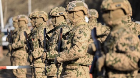 Daxili qoşunların hərbçiləri bu hallarda odlu silahdan atəş aça biləcəklər