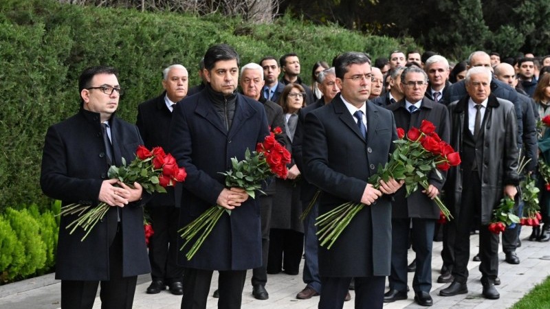 MEDİA-nın kollektivi Heydər Əliyevin məzarını ziyarət etdi - FOTOLAR