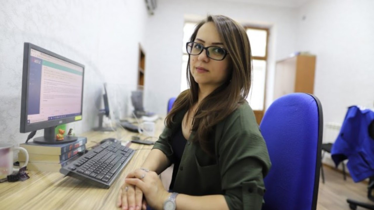 "Uber"in sürücüsü jurnalistə hücum etdi - Maşını üstünə sürdü