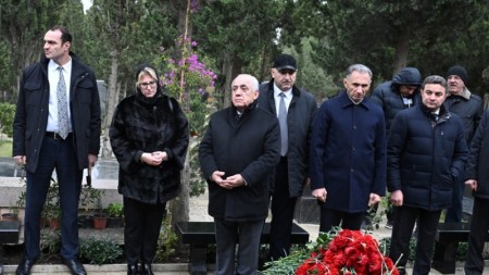 Əli Əsədov AZAL təyyarəsinin həlak olan ekipaj üzvlərinin məzarlarını ziyarət etdi