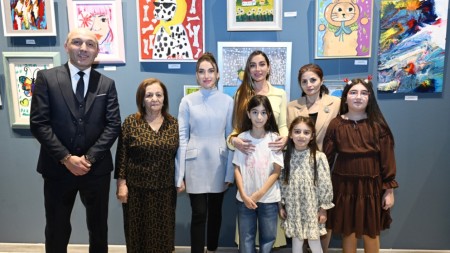 Arzu və Alena Əliyevalar “Rənglərdə yaşanan 10 il” mövzusunda keçirilən sərgidə