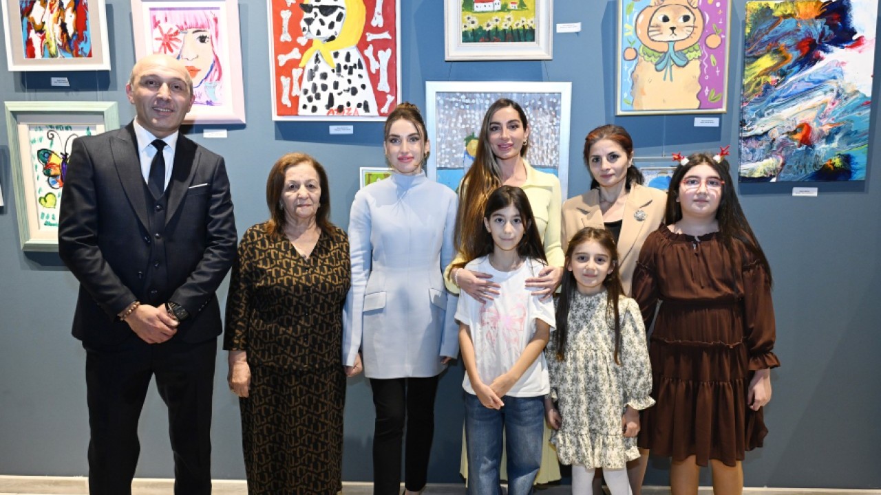Arzu və Alena Əliyevalar “Rənglərdə yaşanan 10 il” mövzusunda keçirilən sərgidə