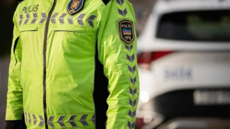 Telefondan istifadə edən sürücü saxlanıldı - VİDEO