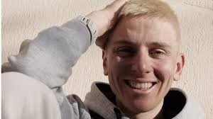 Tadej Pogacar yeni saç düzümü ilə Eminemə hörmət edir