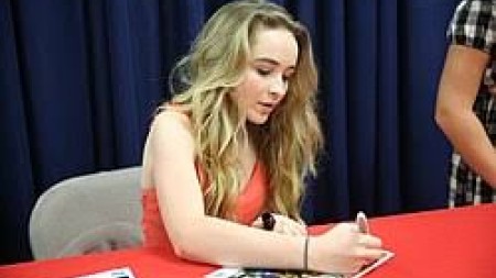 Sabrina Karpenter Qremmi Mükafatlarında quşla mahnı oxuduğuna görə PETA tərəfindən tənqid edildi