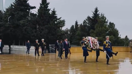 ABŞ Vitse-prezidenti və həyat yoldaşı Şəhidlər xiyabanını ziyarət ediblər