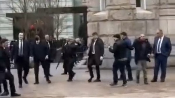 Prezidentin təhlükəsizlik xidməti ABŞ polisi ilə təxribatın qarşısını aldı - VİDEO