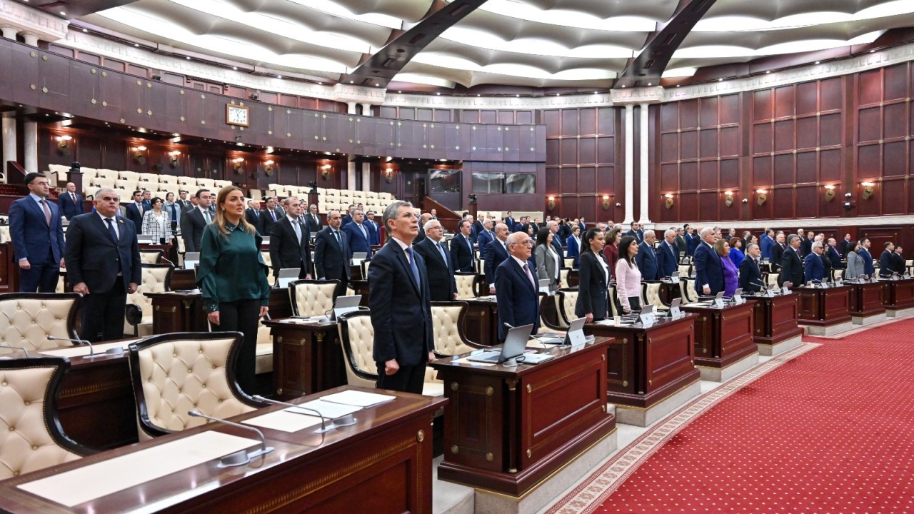 Parlamentdə 1 dəqiqəlik sükut