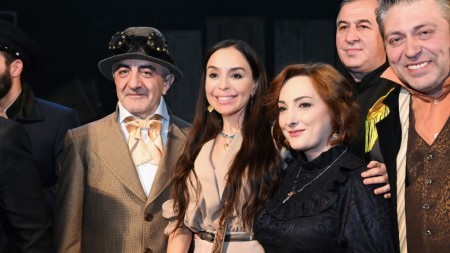 Leyla Əliyeva “Neft bumu hamıya gülümsəyir” tamaşasının nümayişində - FOTOLAR